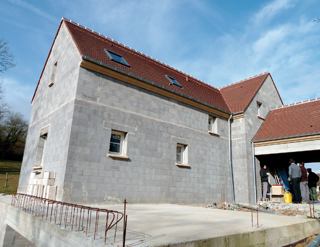 Maçonnerie isolante : un bloc léger et facile à mettre en uvre